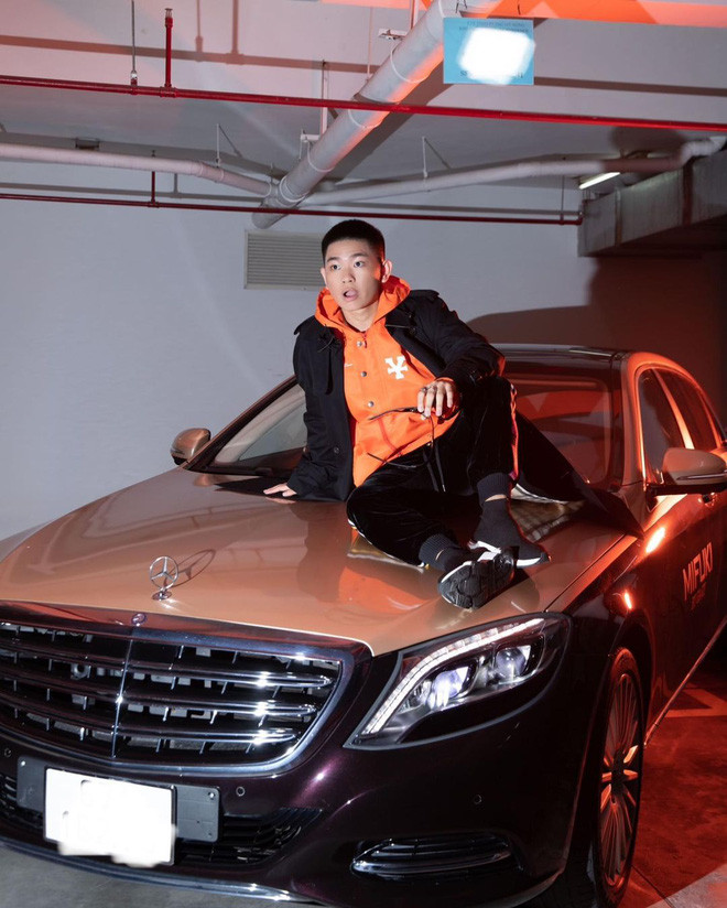 Trong đó, phải kể đến màn đu idol chấn động: Mua xe Maybach 11 tỷ đồng để giống xe Ngọc Trinh - idol của cậu bạn.