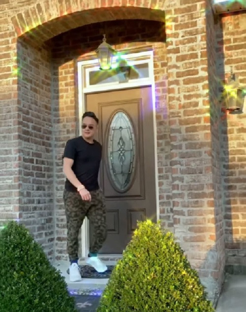 Mới đây, Cao Thái Sơn chia sẻ hẳn một clip với tựa đề: "Về nhà thôi" trên trang cá nhân khoe cơ ngơi của mình ở Mỹ.