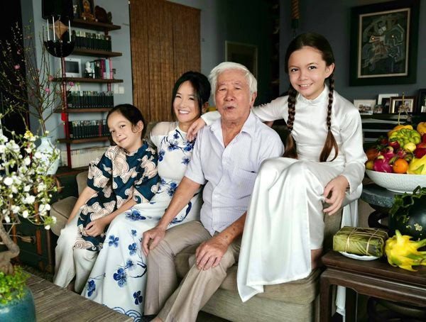 Từ bàn ghế tới cốc chén, đồ trang trí...đều mang hơi hướng hội họa.