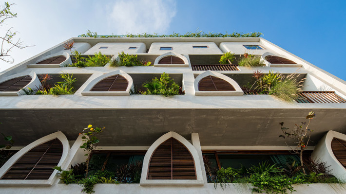 Nằm trên con đường sát biển tại thành phố Đà Nẵng, khách sạn Hotel Le Bouton gây ấn tượng thị giác qua những đường cong mềm mại, bay bổng nhưng khi quan sát ở góc độ nhất định sẽ đem đến cảm giác siêu thực.