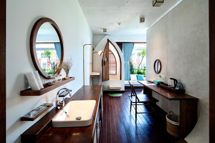Nội thất khách sạn thiết kế đơn giản được thực hiện bởi các nghệ nhân và vật liệu địa phương để thổi hồn vào câu chuyện đằng sau ý tưởng.