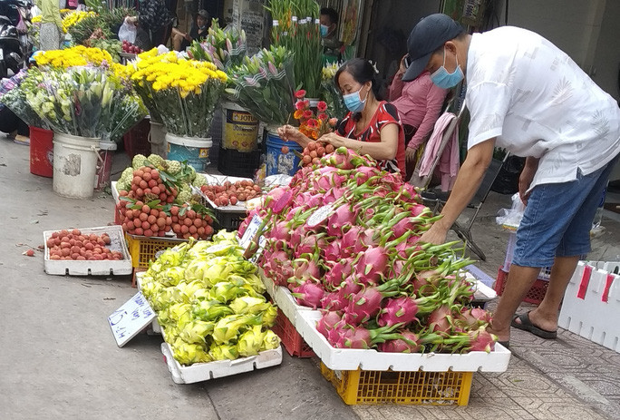 Theo Báo Người lao động, gần đây khu vực gần chợ Bà Chiểu (quận Bình Thạnh) bán thanh long vàng với giá chỉ 15.000 đồng/kg. Ảnh: Người lao động