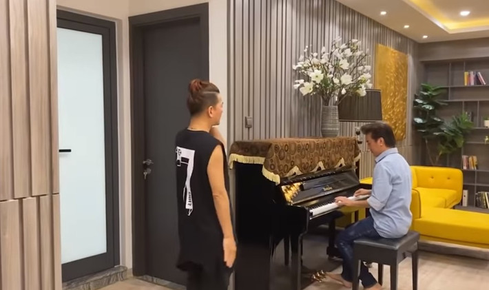 Đàm Vĩnh Hưng còn tiết lộ tất cả đồ đạc trong nhà đều đắt tiền. Trong đó, nhiều món đồ được nhập từ nước ngoài như tranh gỗ đàn cá được mua từ Mỹ mang về, gỗ ốp tường nhập từ Singapore. Ảnh: Dân Việt.