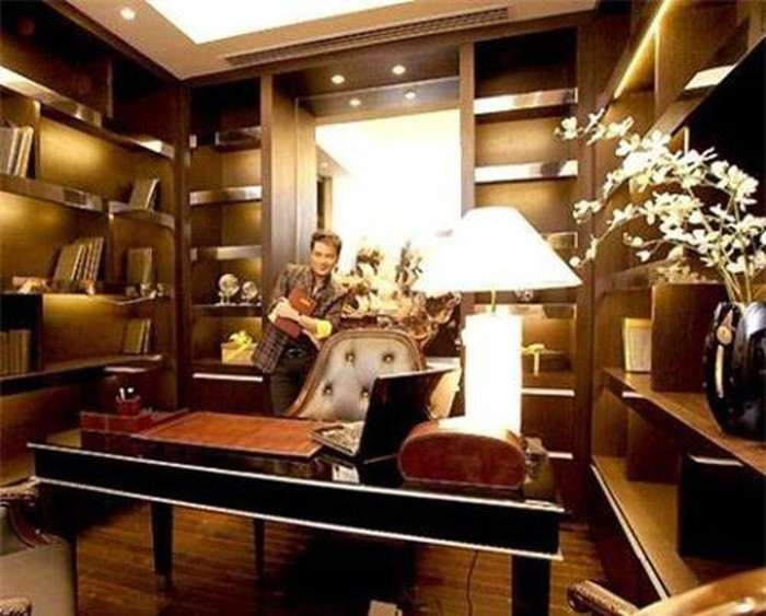 Căn hộ được bài trí tinh tế, kết hợp giữa phong cách hiện đại và cổ điển theo đúng phong cách mà Đàm Vĩnh Hưng yêu thích. Ảnh: Internet