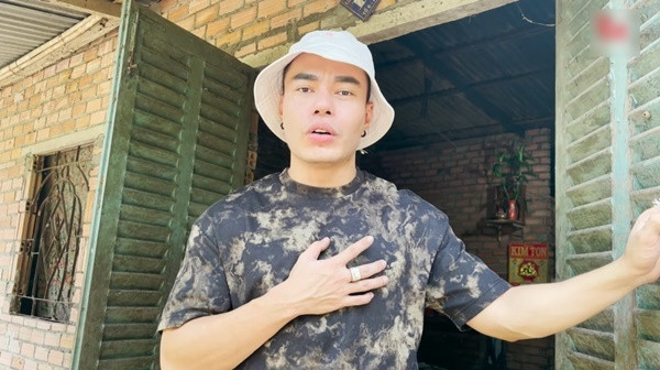 Lê Dương Bảo Lâm nổi danh sau khi đăng quang quán quân chương trình Cười Xuyên Việt năm 2015. Ít ai biết rằng, trước khi giàu có, Lê Dương Bảo Lâm từng có những tháng ngày sống nghèo khổ nơi quê nhà. Ảnh: chụp màn hình