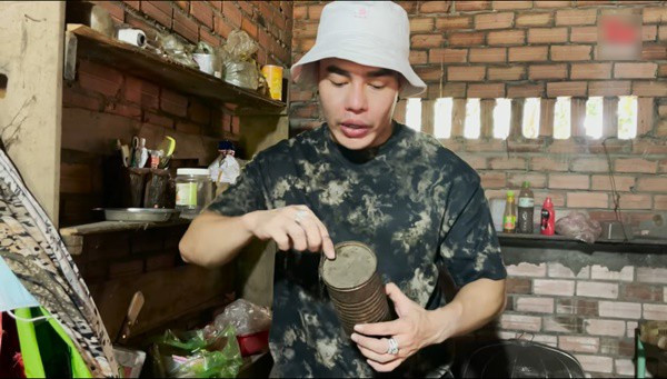 Nhà cũ của Lê Dương Bảo Lâm chỉ đơn giản là xây bằng gạch, không có vôi ve, sơn tường. Ảnh: chụp màn hình