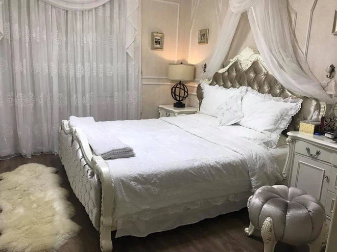 Phòng ngủ của Quế Vân nổi bật với chiếc giường "công chúa". Ảnh: Giadinhnet