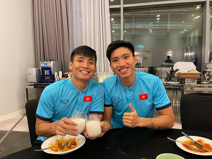 Chiến thắng 4 - 0 của đội tuyển Việt Nam trước đội tuyển Indonesia trong khuôn khổ vòng loại WC 2022 làm nức lòng người hâm mộ suốt hai ngày nay. Ngoài sân cỏ, nơi lưu trú của các cầu thủ cũng được người hâm mộ đặc biệt quan tâm. Ảnh: FBNV