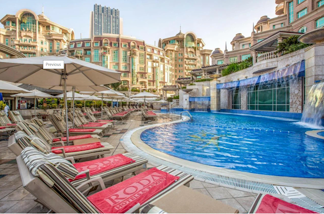 Khách sạn có 251 phòng trang bị công nghệ hiện đại với các tiện nghi đi kèm như hồ bơi ngoài trời được kiểm soát nhiệt độ, phòng tập thể dục...Ảnh: Booking.