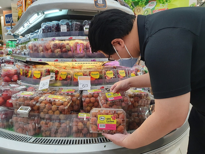 Giá bán của vài thiều Việt Nam tại Singapore năm nay đã cao hơn năm ngoái, trong tuần đầu đang khuyến mãi ở 105.000/kg và sẽ nâng lên mức khoảng 120.00/kg trong những tuần tiếp theo. Ảnh: Bộ Công thương