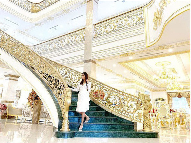 Biệt thự dát vàng có kiến trúc kiểu châu Âu, lộng lẫy tựa tòa lâu đài với tông màu trắng chủ đạo. Ảnh: Internet