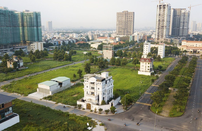 Biệt thự của Lý Nhã Kỳ được xây dựng như một tòa lâu đài tráng lệ theo phong cách kiến trúc châu Âu nằm nổi bật, bề thế bên sông Sài Gòn. Ảnh: Zing