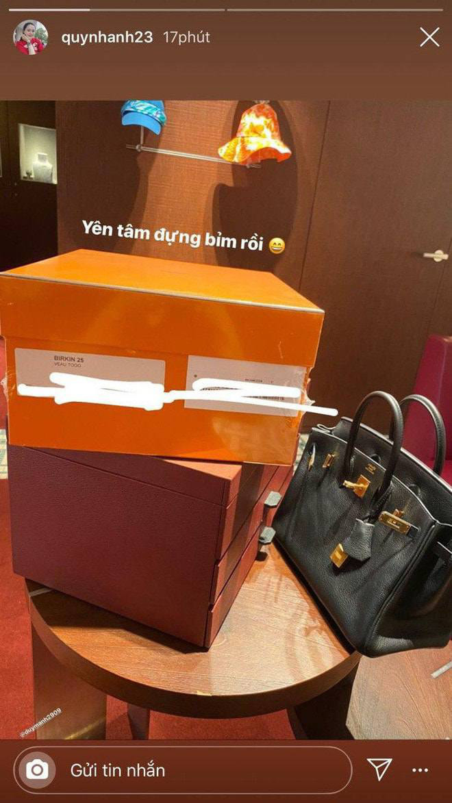 Khi được Duy Mạnh tặng túi Hermes, Quỳnh Anh chia sẻ niềm vui lên mạng xã hội, kèm dòng "có túi đựng bỉm cho con rồi".