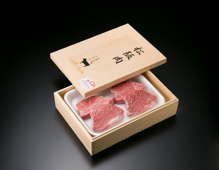 Matsusaku được lấy thịt từ bò cái đen của Nhật Bản. Tuy nhiên, con bò này phải được nuôi ít nhất 12 tháng tại tỉnh Mie và chưa sinh sản lần nào.