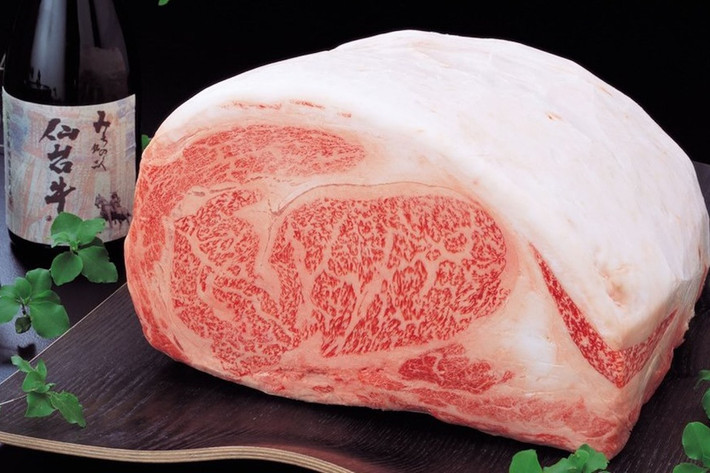 Thịt bò Matsuzaka (nuôi ở khu vực Matsuzaka, tỉnh Mie, Nhật Bản) đươc đánh giá là loại thịt bò mềm nhất thế giới.