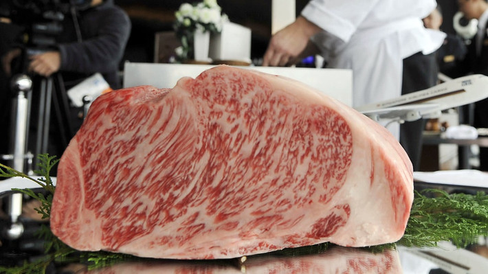 Thịt bò Matsusaka khá hiếm, bởi chỉ có một số lượng con nhất định được mổ thịt mỗi năm. Tại các cửa hàng, giá loại thịt này dao động khoảng 500 USD/kg (tương đương 11,4 triệu đồng/kg).