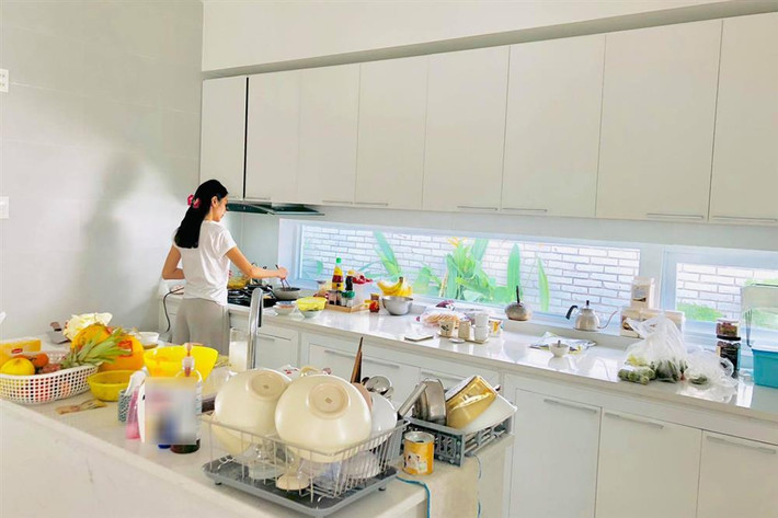 Không gian bếp cũng được nữ ca sĩ thiết kế cùng tông trắng với phòng khách. Ảnh: Vietnamnet