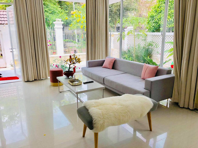 Ngôi nhà cũng được thiết kế nhiều cửa kính lớn để tạo sự rộng rãi, thoáng mát và gần gũi thiên nhiên. Ảnh: FBNV.