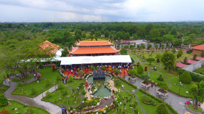 Năm 2014, Hoài Linh gây xôn xao khi tự bỏ tiền túi ra để xây dựng nhà thờ Tổ. Công trình được xây dựng trên một mảnh đất trống khá rộng lớn lên đến 7.000 m2. Ảnh: Zing