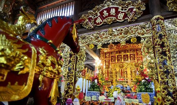 Bên trong nhà thờ, các hoành phi, câu đối, ngai thờ... đều được sơn son thếp vàng. Ảnh: Tinmoi