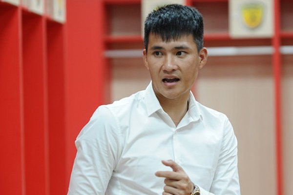 Cựu tiền đạo Công Vinh còn mua cho bố một căn hộ tại chung cư cao cấp Tecco (đắt nhất-nhì TP.Vinh), mua xe cho mẹ, và giúp chị gái đầu có được ngôi nhà mặt đường để tiện làm ăn, giúp chị thứ hai xây nhà và mở tiệm spa...Ảnh: Thethao247.