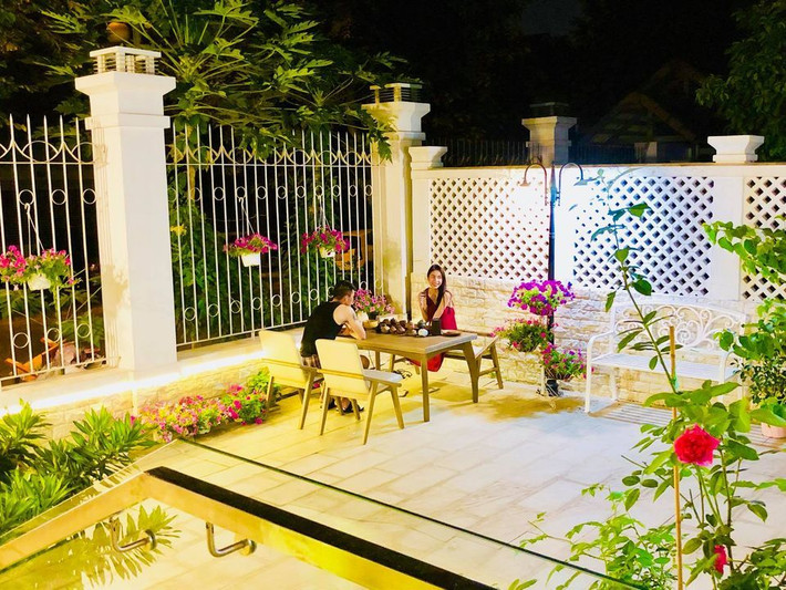 Căn biệt thự với diện tích 300m2 cả sân vườn rộng rãi để cả gia đình có thể thư giãn mỗi khi quây quần bên nhau. Tổng kinh phí để xây nhà khoảng gần 10 tỷ đồng. Cộng với tiền đất, căn biệt thự ngốn khoảng trên 22 tỷ đồng. Ảnh: Vietnamnet