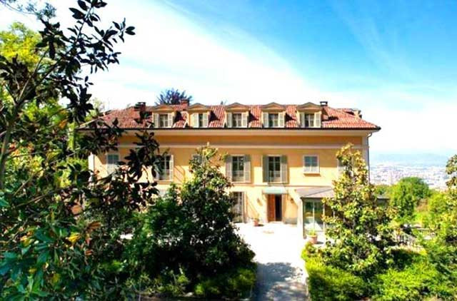 Căn biệt thự rộng hơn 1.000m2 này tọa lạc trên một ngọn đồi, có 8 phòng ngủ trải rộng trên ba tầng. Ảnh: Getty
