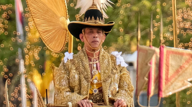 Theo Fortune, phần lớn tài sản của Vua Vajiralongkorn đến từ 23% cổ phần của ông trong Ngân hàng Thương mại Siam, một trong số công ty cho vay lớn nhất Thái Lan, và Siam Cement Group, tập đoàn công nghiệp lớn nhất xứ chùa Vàng.