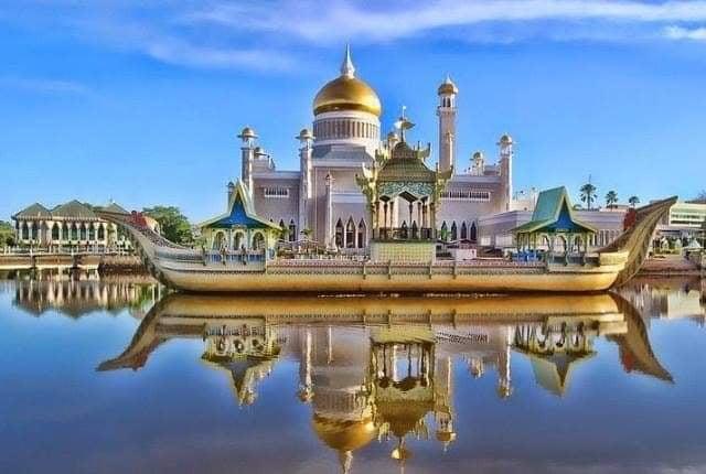 Đồ đạc trong cung điện bằng vàng và kim cương. Đặc biệt, cung điện có năm bể bơi, phòng tiệc cho hơn 5000 khách và nhà thờ Hồi giáo với không gian cho 1.500 người. Ảnh: Ghgossip