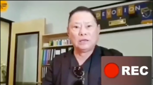 Mới đây, dân mạng xôn xao clip tỷ phú Hoàng Kiều hé lộ lý do chia tay Ngọc Trinh. Theo đó, tỷ phú Hoàng Kiều bức xúc tố Ngọc Trinh quen 2-3 người lúc yêu và đòi xe sang 20 tỷ. Ảnh chụp màn hình