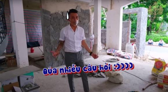Đáng chú ý, hầu hết mọi người mua nhà là để có chốn đi về bình yên, tiện sinh hoạt, nhưng đại gia Minh Nhựa mua đất và dựng lên cả căn biệt thự hoành tráng ở khu đô thị đắt bậc nhất Sài Thành chỉ để lấy chỗ để xe.