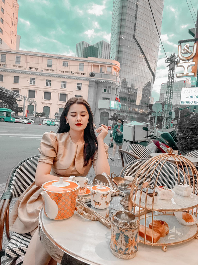 Quế Ngọc Hải thậm chí còn viết tên con gái lên tay như một điều may mắn khi ra sân thi đấu. Tổ ấm hạnh phúc của Quế Ngọc Hải và Thùy Phương là niềm ao ước của không ít người.
