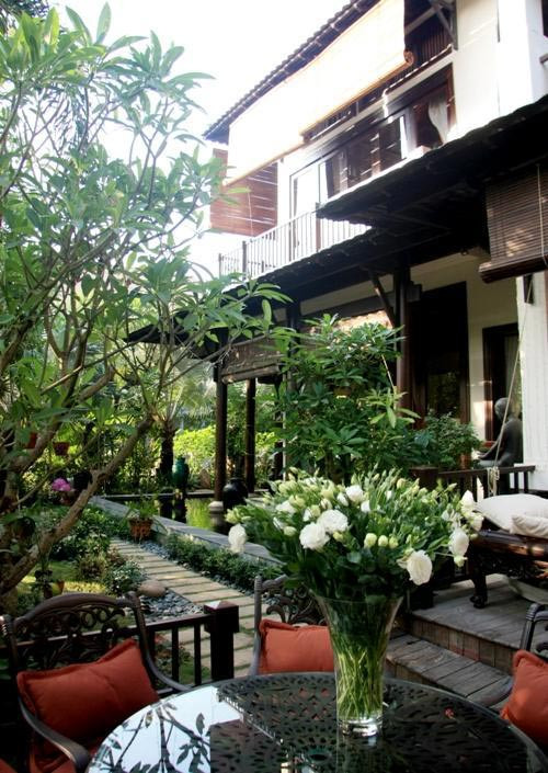 Bao quanh biệt thự là vườn cây xanh um tùm. Ảnh: Người lao động