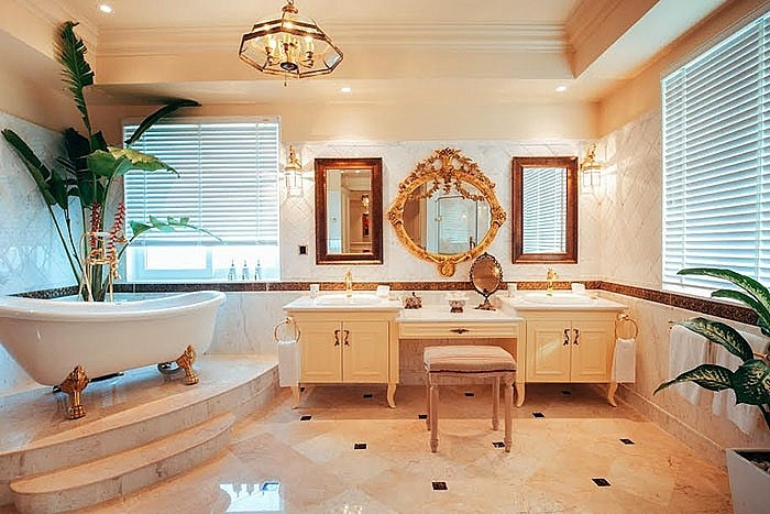 Phòng tắm đẳng cấp với những vật dụng được thiết kế tỉ mỉ như: gương soi, đèn chùm, bồn tắm. Ảnh: Internet