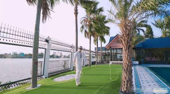Bao quanh biệt thự là hồ bơi và khu vườn rợp bóng mát.