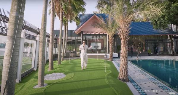 Trong khuôn viên biệt thự còn có cả sân golf.