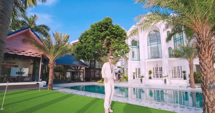 Căn biệt thự có giá trị tương đương 3 căn biệt thự thông thường, được hoàn thành trong vòng 2 tháng với 50 nhà thầu tham gia xây dựng.