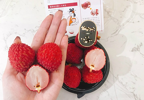 Năm 2019, thị trường Việt xôn xao trước sự xuất hiện của loại vải không hạt Nhật Bản giá bán lên tới 5 triệu đồng/kg, đắt gấp 150 lần so với vải nội địa. Ảnh: Mia Fruit