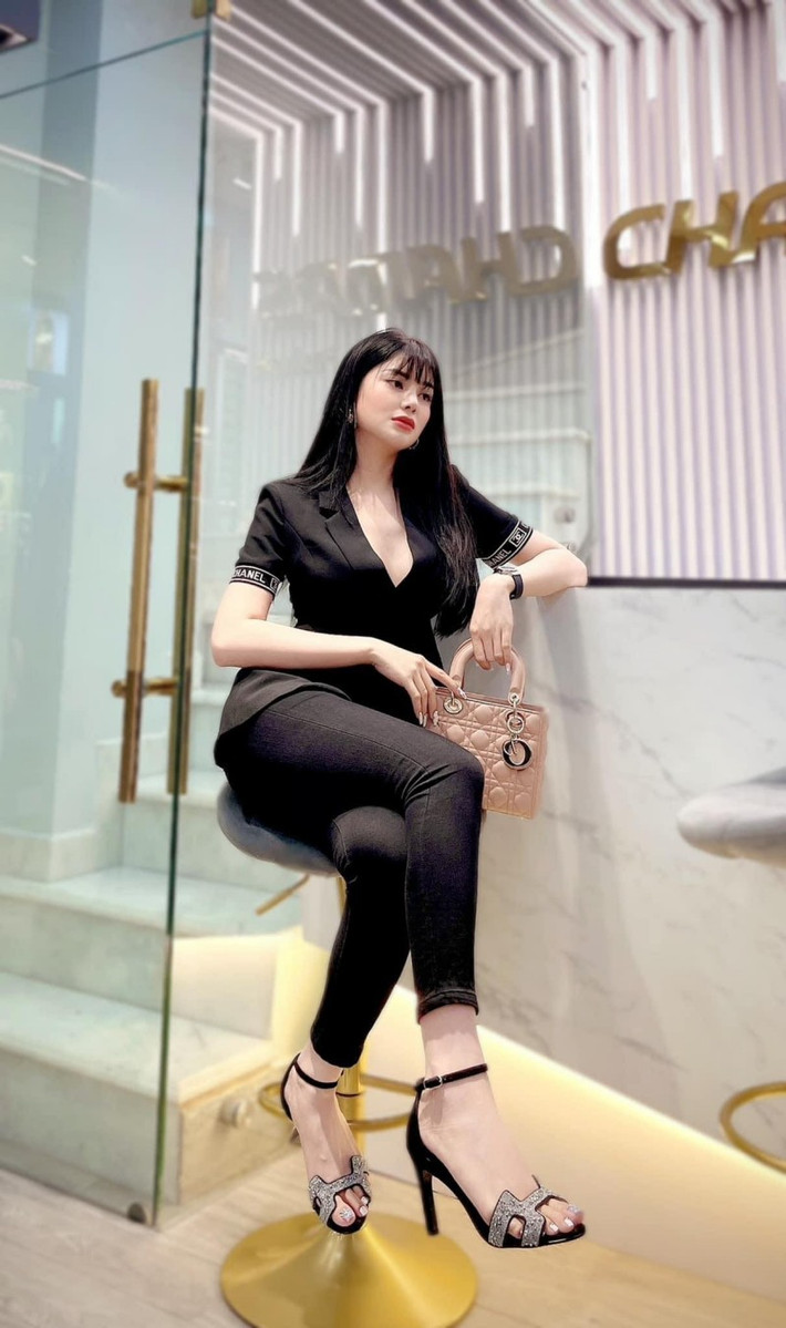 Túi Dior màu hồng phấn có giá gần 70 triệu đồng. Nguồn ảnh: Instagram NV