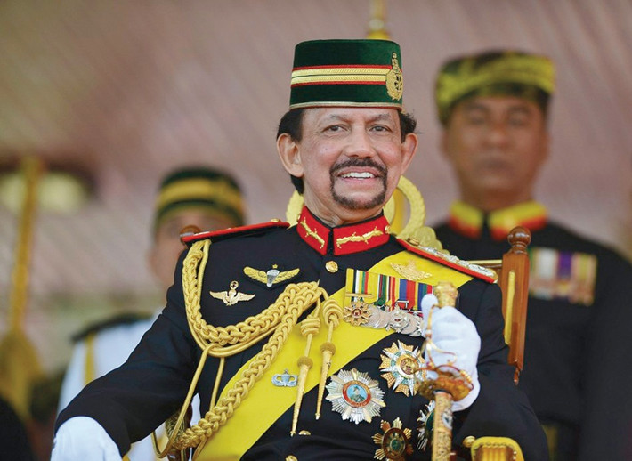 Quốc vương Hassanal Bolkiah vốn nổi tiếng là giàu có với tài nguyên dầu mỏ dồi dào của đất nước Brunei. Ông từng sẵn sàng bỏ ra khoảng 535 triệu đồng cho một lần cắt tỉa tóc.