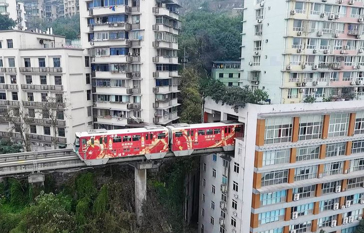 Tàu hỏa chạy xuyên qua chung cư 19 tầng ở thành phố Trùng Khánh, Trung Quốc.