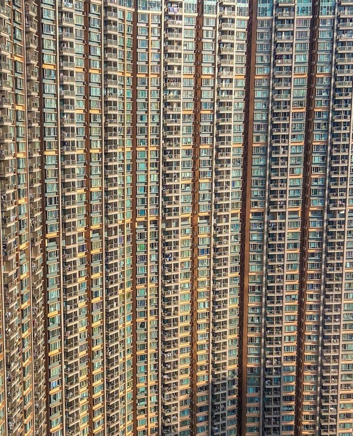 Cư dân Hong Kong sống trong tòa nhà này chắc không sợ độ cao.
