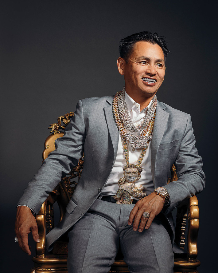 Năm 2002, cuộc đời Johnny Dang mở ra một trang mới khi ông gặp Paul Wall - rapper kiêm doanh nhân đình đám ở Mỹ. Ảnh: Gg