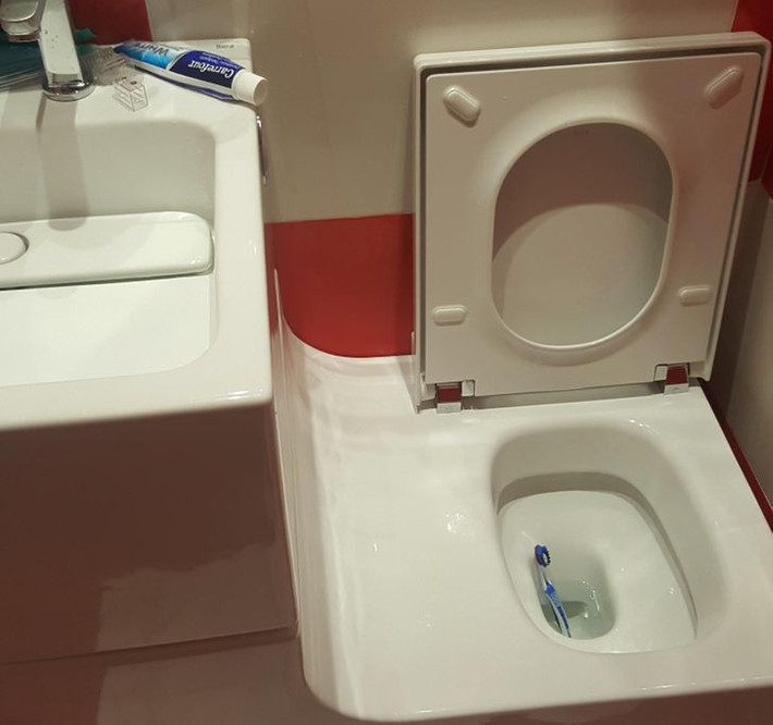 Đặt bồn rửa cạnh bồn cầu có lẽ là cách thiết kế nội thất ngớ ngẩn nhất mà ít gia chủ nào có thể chấp nhận được.