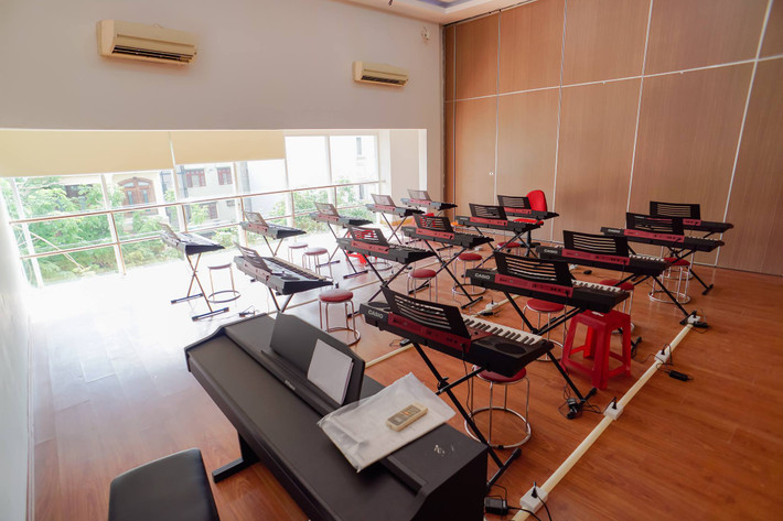 Trường Hồ Văn Cường theo học sở hữu có khuôn viên rộng 3.000 m2 với 36 phòng học cói trang thiết bị giảng dạy hiện đại. Ảnh: Facebook