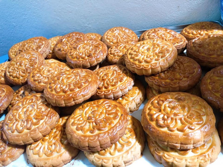 Năm nay, bên cạnh các loại bánh trung thu truyền thống thì bánh trung thu không nhân hoặc ít nhân lại hút khách. Ảnh: Vietnamnet.