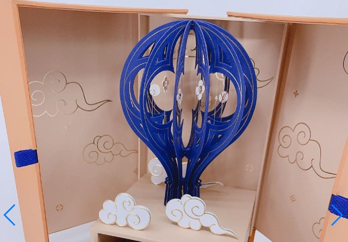 Hộp bánh Trung thu còn lồng ghép họa tiết monogram kinh điển từ hãng, ngụ ý tương lai của nhà mốt Pháp và người nhận luôn bay cao bay xa. Ảnh: Instagram.