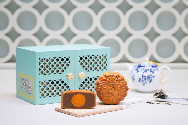 Hộp bánh trung thu của Tiffany & Co giống một cốp đựng đồ trang điểm với một khóa bảo vệ bằng bạc. Ảnh: Jing Daily.