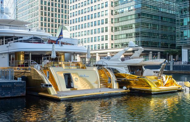 Siêu du thuyền bọc vàng Bellami sẽ có mặt tại Tuần lễ thời trang London để phô trương sự sang chảnh của mình.