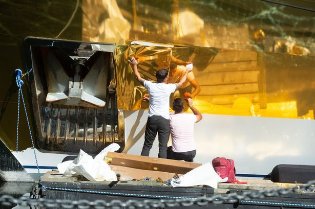 Đặc biệt, siêu du thuyền cũng có một tiệm làm tóc hiện đại để khách hàng luôn luôn được làm đẹp.